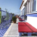 Chill In Surf House Albergue