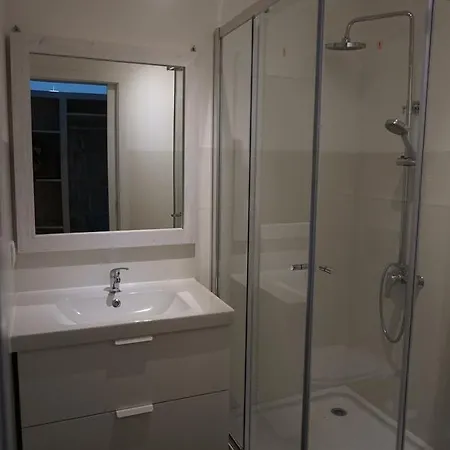 Chill In Surf House بيت شباب إيريسييرا